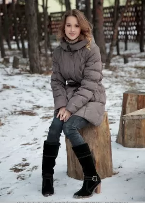 Гламурный подросток использует изгибающееся гибкое молодое тело, чтобы показать обнаженную пизду