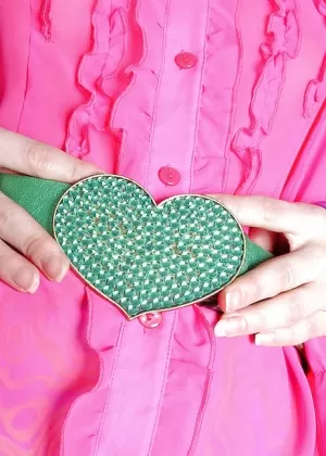 Стройную азиатку насильно трахают в лицо и давят, когда ее душат членом