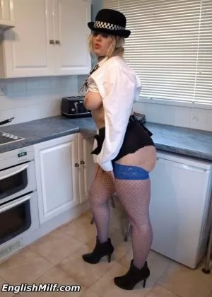 Любительская толстушки Вера Блу раздвигает свою натуральную киску после того, как обнажает волосатые подмышки