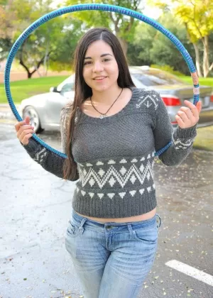 Пухленькая брюнетка снимает всю свою одежду на публике во время работы с хула-хупом