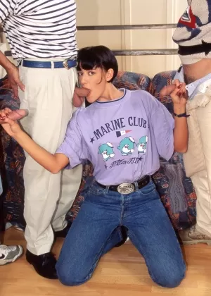 Темноволосая женщина Кэрол Руж делает двойное проникновение во время сцены групповухи