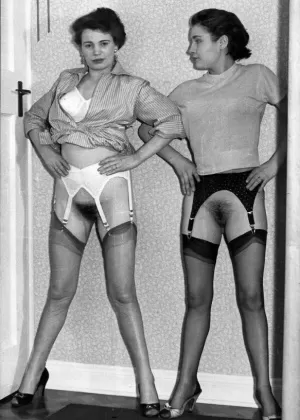 Высокая женщина Таня Кокс снимает очки, обнажая свою большую задницу и киску