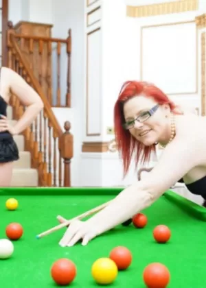 Рыжеволосая любительница Молли Фоксх занимается лесбийским сексом на бильярдном столе