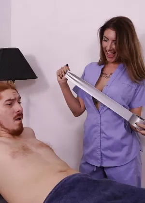 Блондинка госпожа трахает и мастурбирует свою сдержанную секс-рабыню