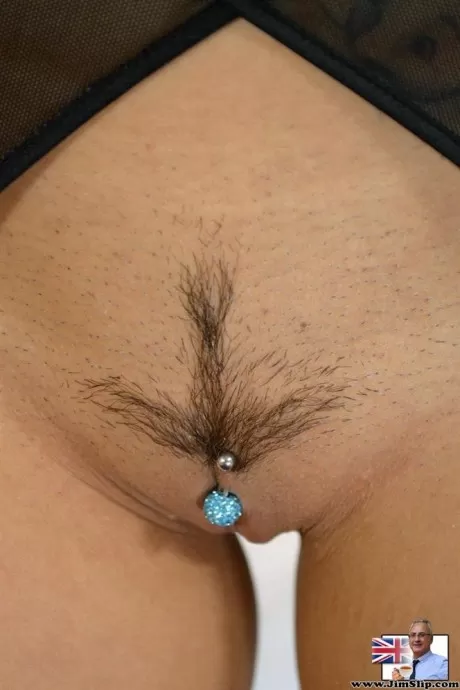 Первоклассная девушка-подросток в сексуальном нижнем белье и чулках отдается грязному старику