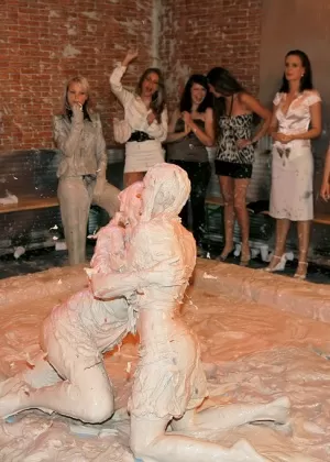 Непристойные европейские фетишистки наслаждаются грязной борьбой в грязи