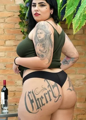 Inked chick Alana Kralissa shows her big butt before sex with a machine dildo