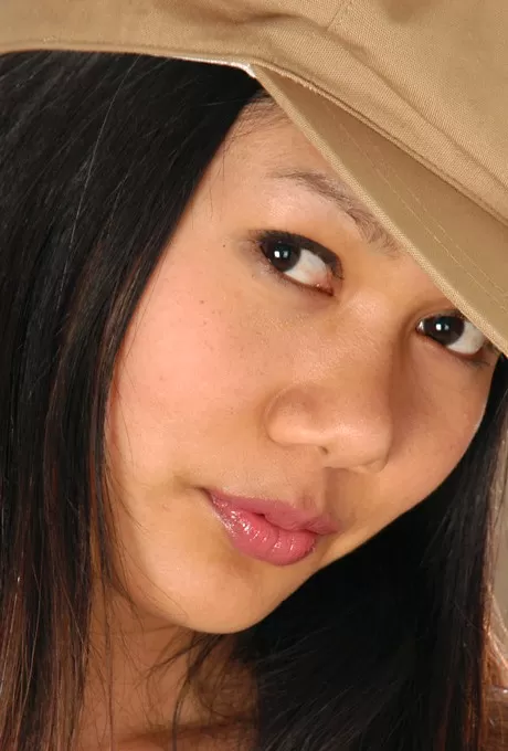 Любительская азиатская красотка Кайя выставляет напоказ крошечные сиськи, обнажая волосатую пизду