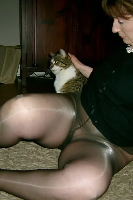 Зрелые бабы в колготках без трусов картинка 6308